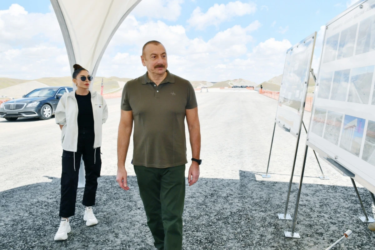İlham Əliyev və Mehriban Əliyeva Horadiz-Cəbrayıl-Zəngilan-Ağbənd avtomobil yolunun tikintisi ilə tanış olublar - FOTO - YENİLƏNİB