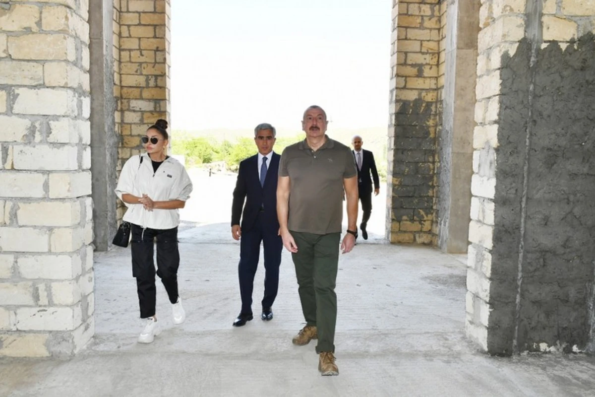 İlham Əliyev və Mehriban Əliyeva Zəngilan məscidinin tikinti işləri ilə tanış oldular - FOTO