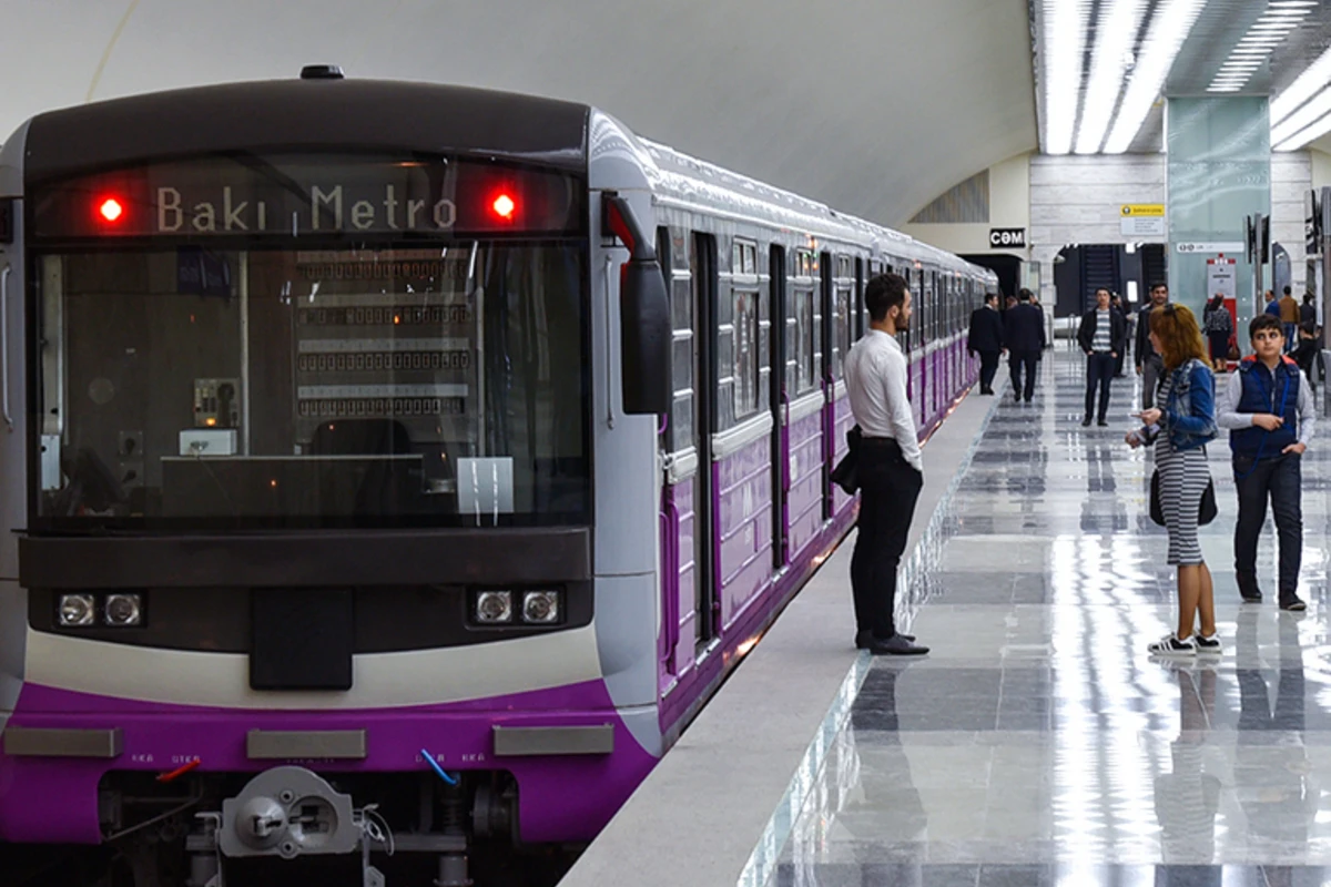 Bakı metrosunda gənc qızın halı pisləşdi Bakı metrosunda gənc qızın halı pisləşdi