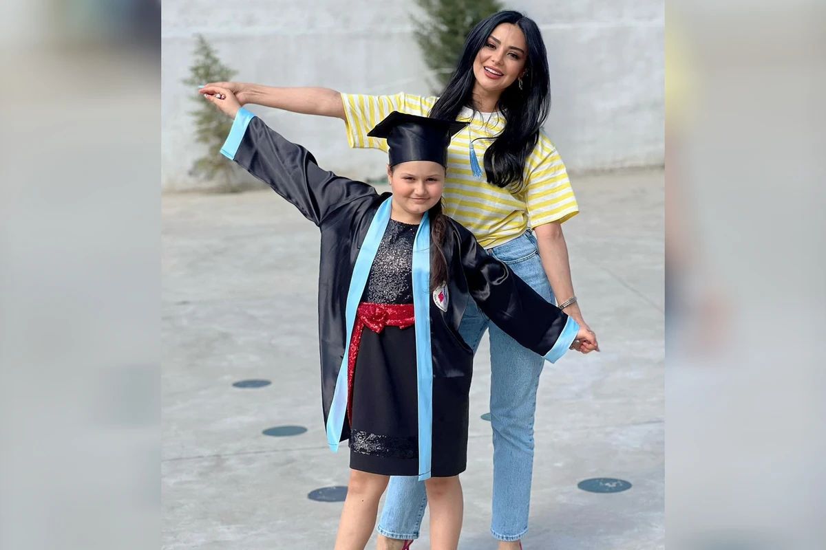 Vüsalə Əlizadənin qızı məzun geyimində - FOTO Vüsalə Əlizadənin qızı məzun geyimində - FOTO