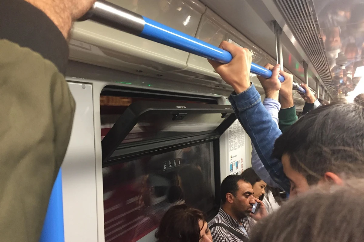 На станции бакинского метро девушке стало плохо