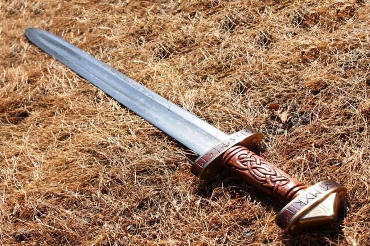 Salyanda 30 yaşlı kişini qılıncla yaraladılar