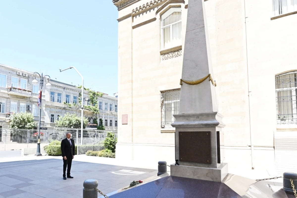 İlham Əliyev Azərbaycan Xalq Cümhuriyyətinin şərəfinə ucaldılmış abidəni ziyarət edib - FOTO