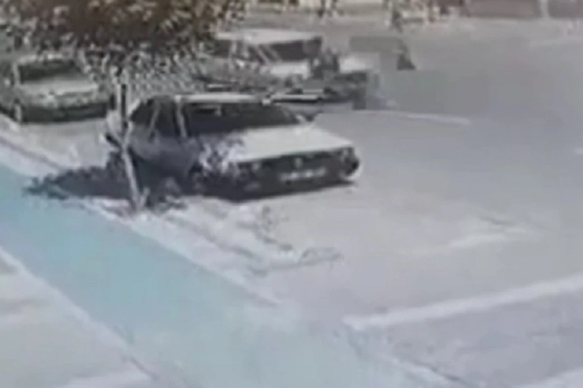Yolu keçmək istəyirdi, xəstəxanalıq oldu - VİDEO Yolu keçmək istəyirdi, xəstəxanalıq oldu - VİDEO
