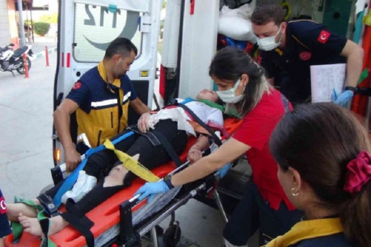 Türkiyədə məktəbliləri daşıyan avtobus yük maşını ilə toqquşub, vəziyyəti ağır olanlar var - FOTO