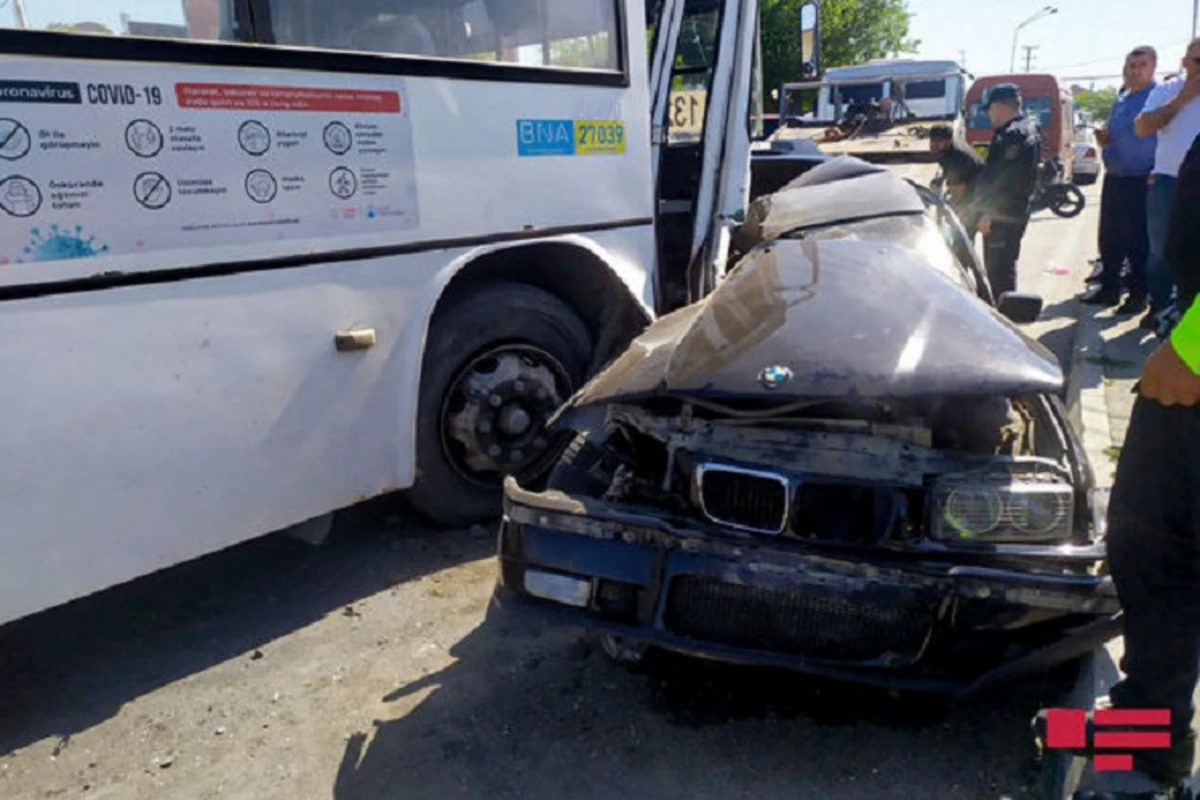 Bakıda avtobus BMW ilə toqquşub, xəsarət alanlar var - FOTO