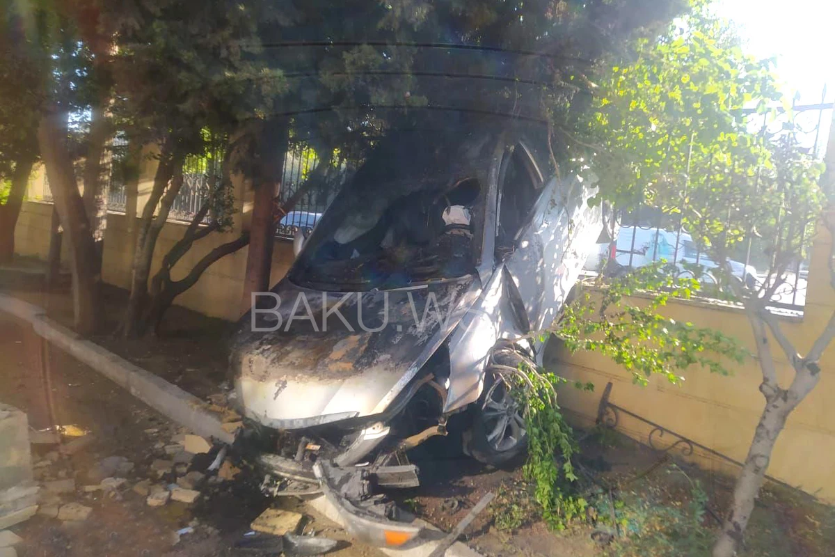 Bakıda hasarı aşaraq xəstəxananın həyətinə düşən avtomobilin YANMA VİDEOsu
