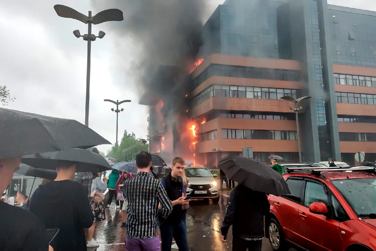 Страшный пожар в бизнес-центре Москвы: люди заблокированы в горящем здании - ВИДЕО
