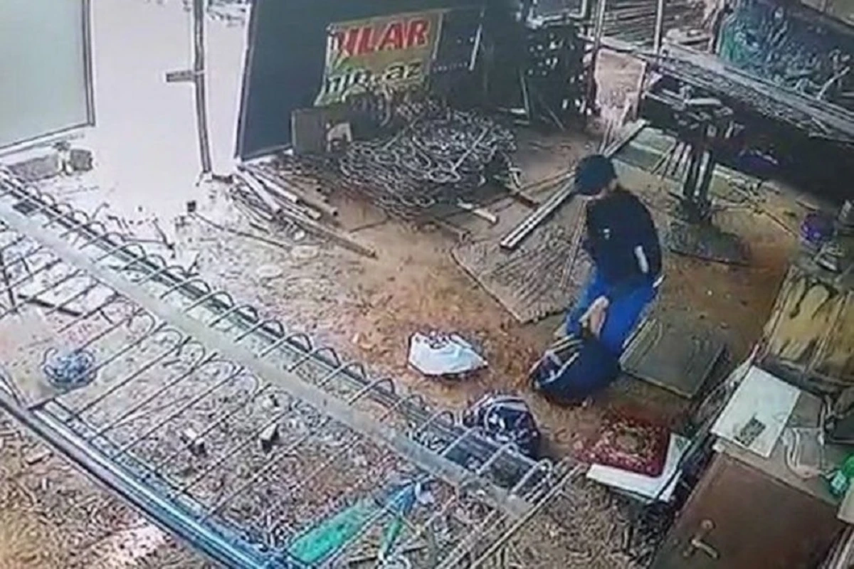 В Баку кража в цеху попала на камеру видеонаблюдения - ВИДЕО