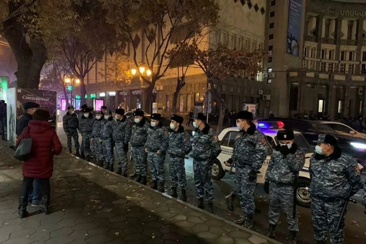 Ermənistan polisi aksiyaçılara qarşı səs qumbarası tətbiq etdi - VİDEO