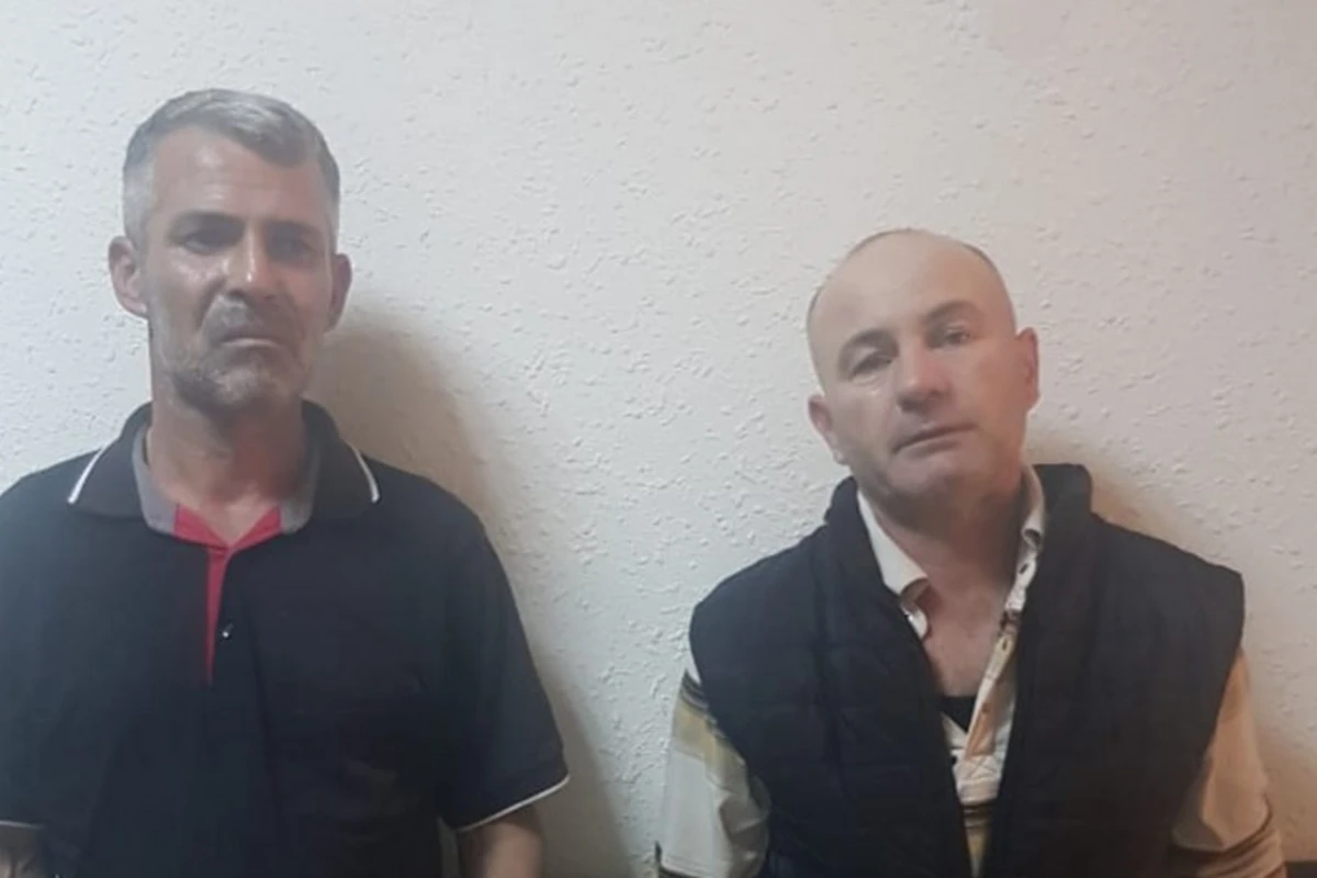 Xəzər dənizinə şübhəli əşyalar atan şəxslər ƏLƏ KEÇDİ - FOTO