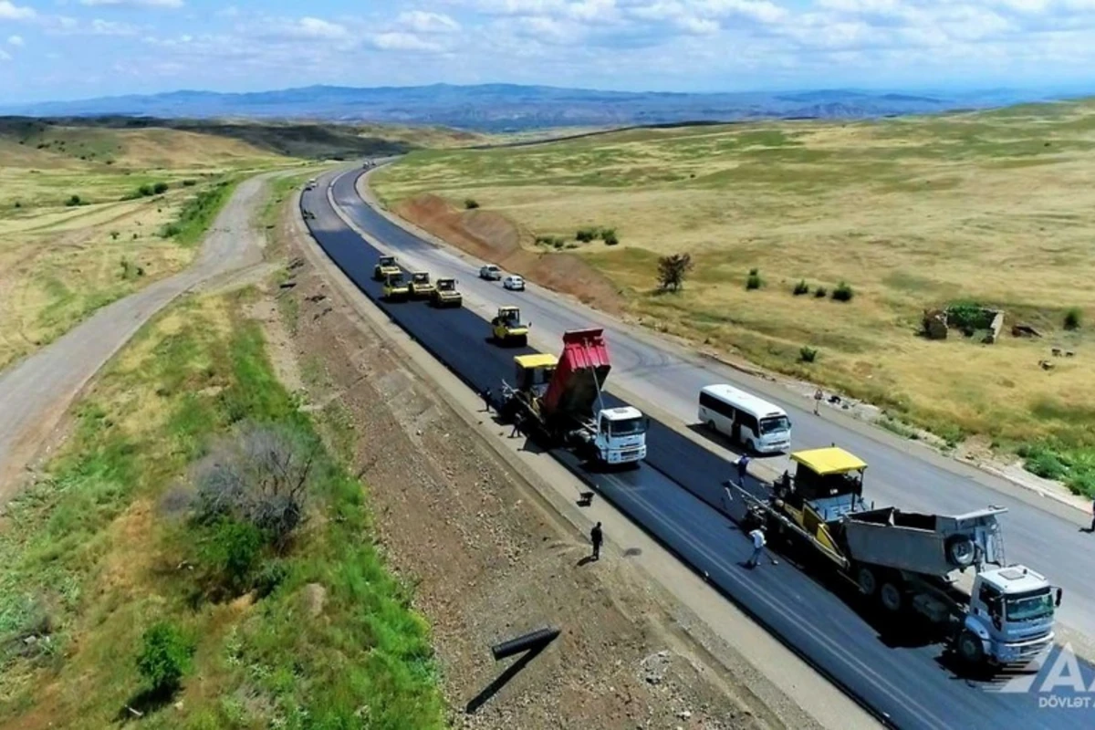Şükürbəyli-Cəbrayıl-Hadrut yolunun 14 km hissəsində asfalt örtüyünün döşənməsi yekunlaşır