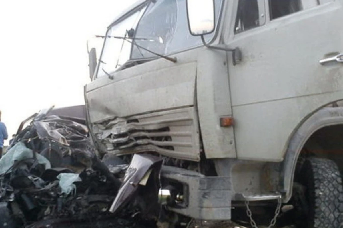 Bakıda “Land-Rover”lə “KamAZ” toqquşub, ölən var