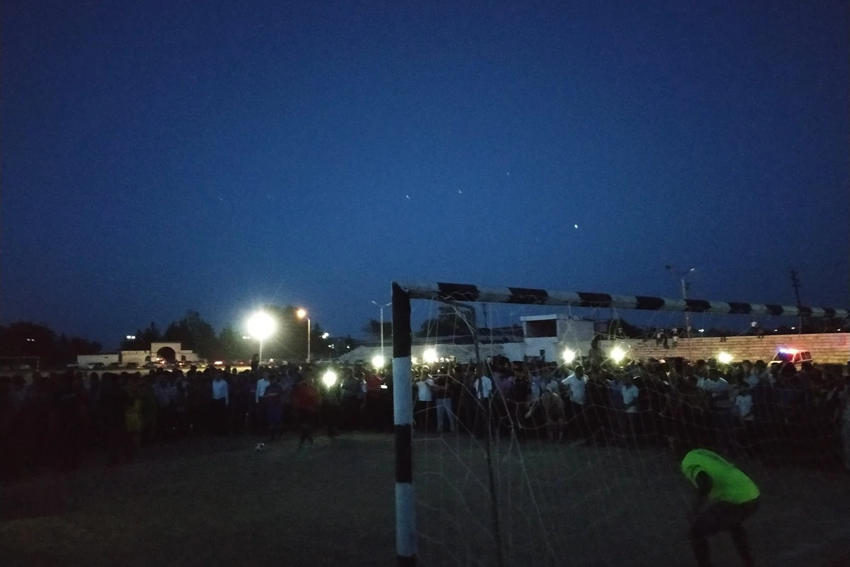 Azərbaycanda telefon işığında final oyunu keçirildi - FOTO
