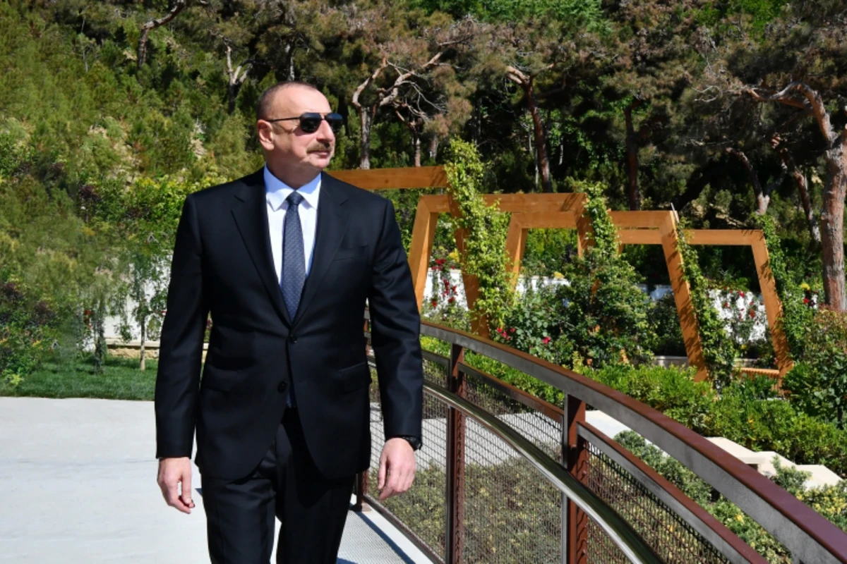Prezident İlham Əliyev Bakıda yeni salınmış parkda - FOTO