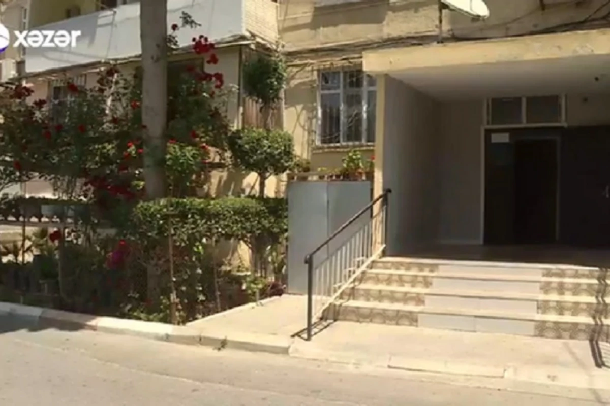Bakıda yaşayış binasına ilanlar daraşıb - Sakinlər təşviş içindədir - VİDEO