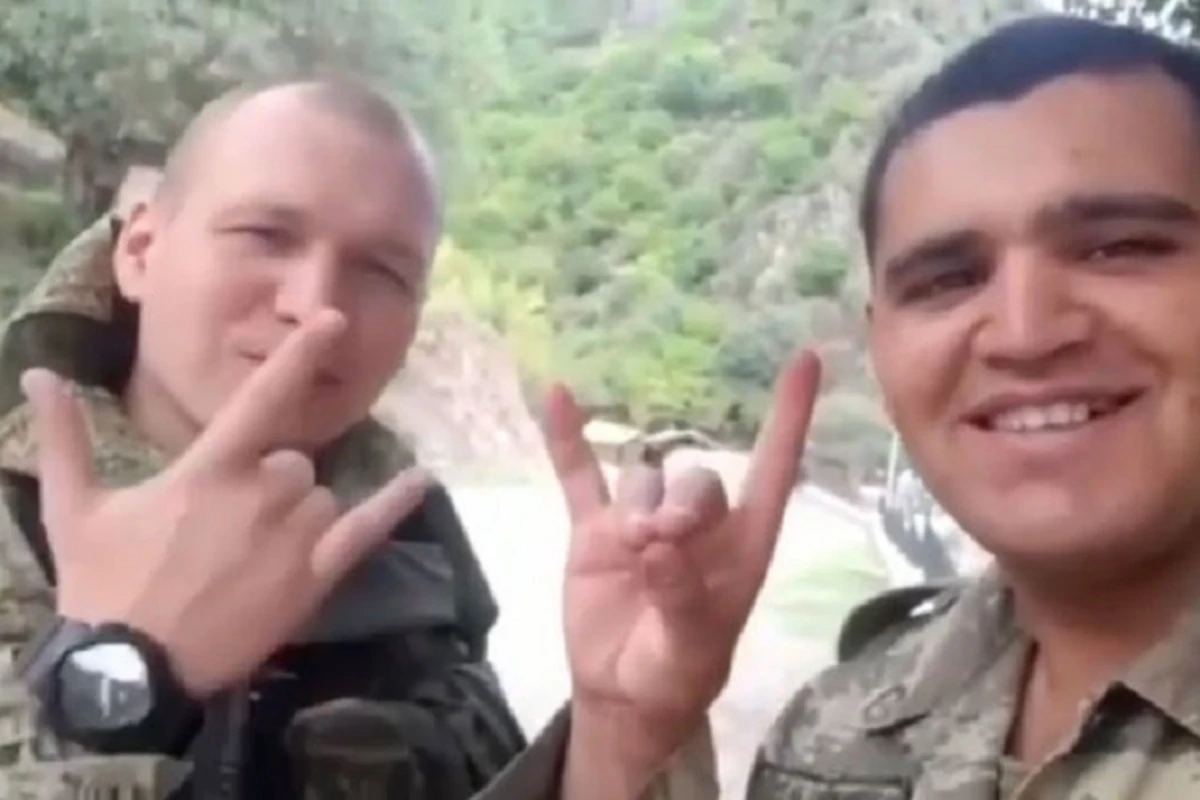 Взбудоражить армян за 15 секунд: азербайджанский военный научил миротворца знаку бозгурд - ВИДЕО