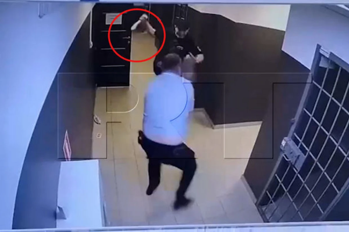Məhkəmə binasında qanlı qarşıdurma: Müttəhimin nəzarətçilərə hücum anı kamerada - VİDEO