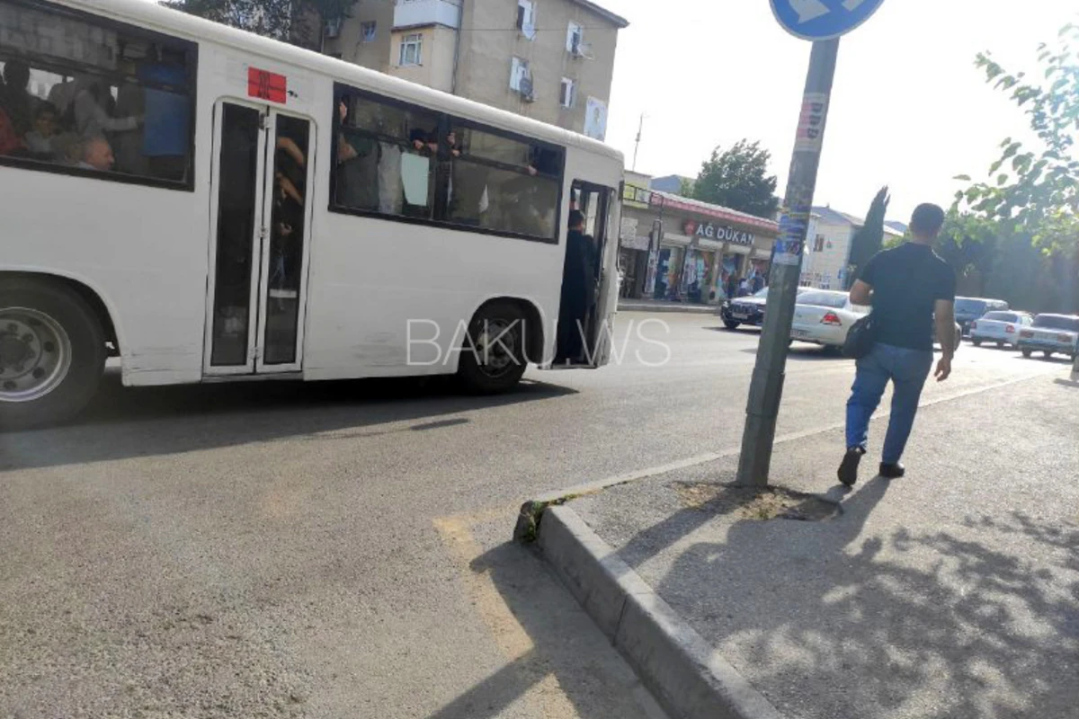 Bakıda bitməyən avtobus dərdi - Sürücülər qapılarını niyə bağlamır? - FOTO