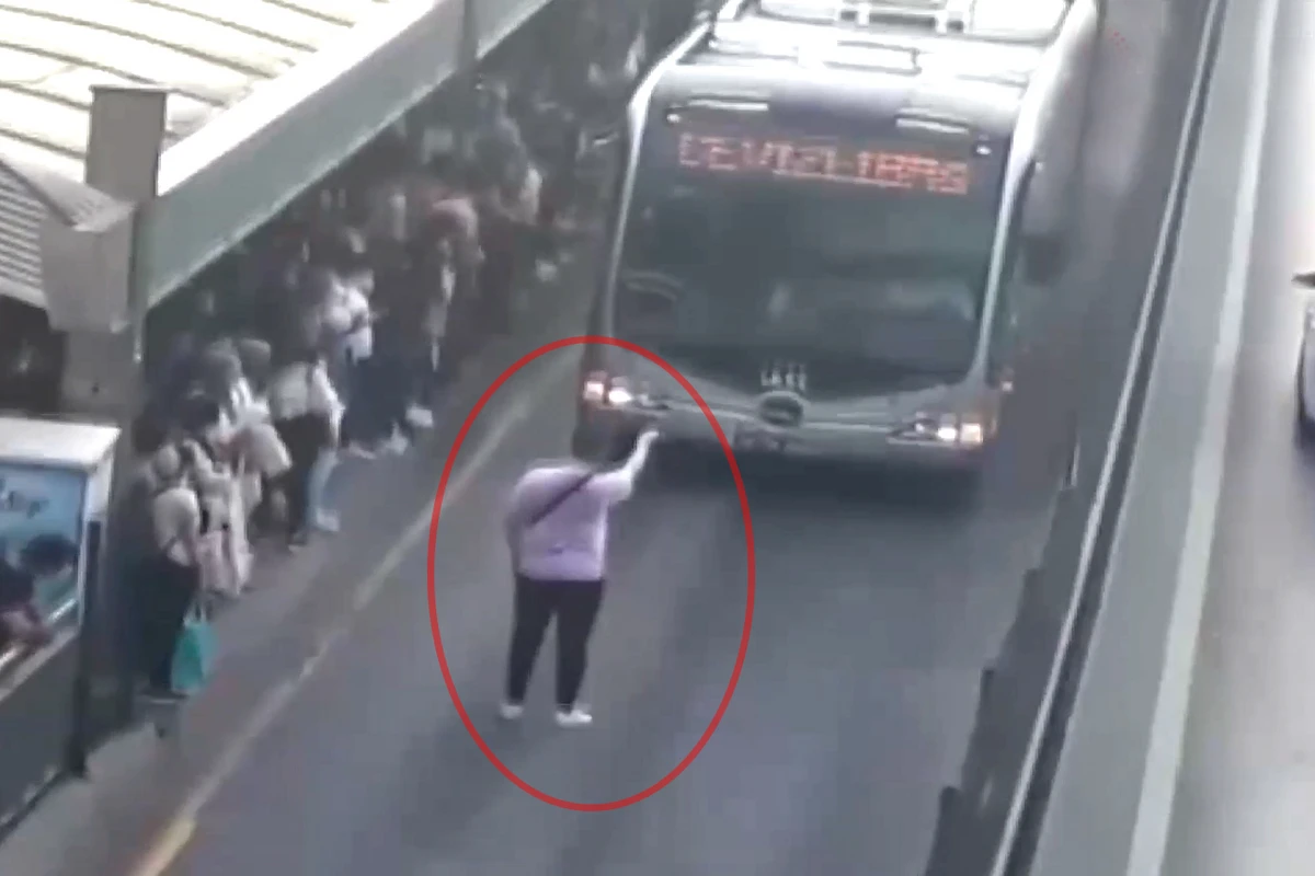 Əsəbi sərnişin metrobusun yolunu kəsdi - VİDEO