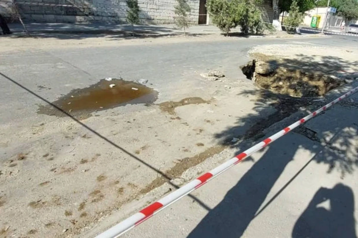Sumqayıtda ötən ay təmir olunmuş yol yenə çökdü - FOTO