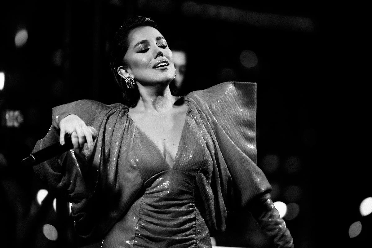 Lalə Məmmədova iddialı libasda konsert verdi - FOTO