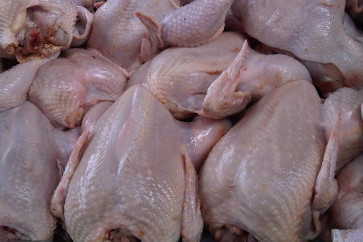 Keyfiyyətsiz toyuq ətinin satılmasının qarşısı alınıb