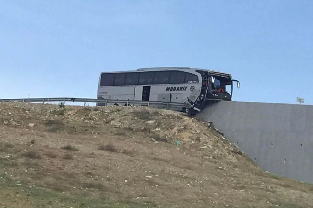 Məktəblilərin qəzaya düşdüyü avtobusun sürücüsü: Özüm onu daşa vuraraq... - VİDEO