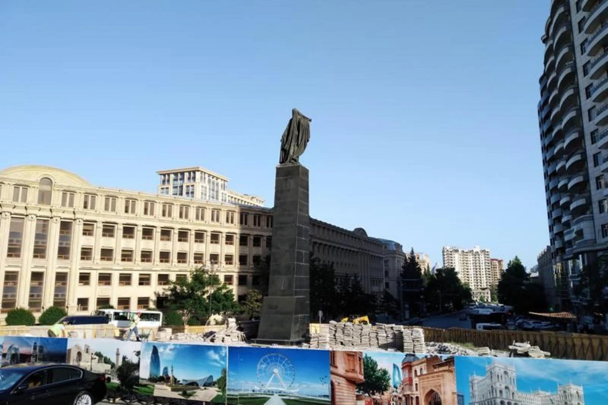 В Баку сносят известный памятник? - ЗАЯВЛЕНИЕ ИВ Баку + ФОТО