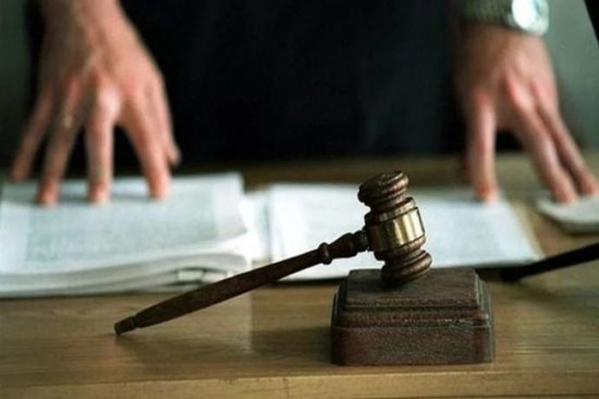 Arvadını öldürüb qaynanası və qaynını yaralayan şəxs məhkəmə qarşısına çıxarılır