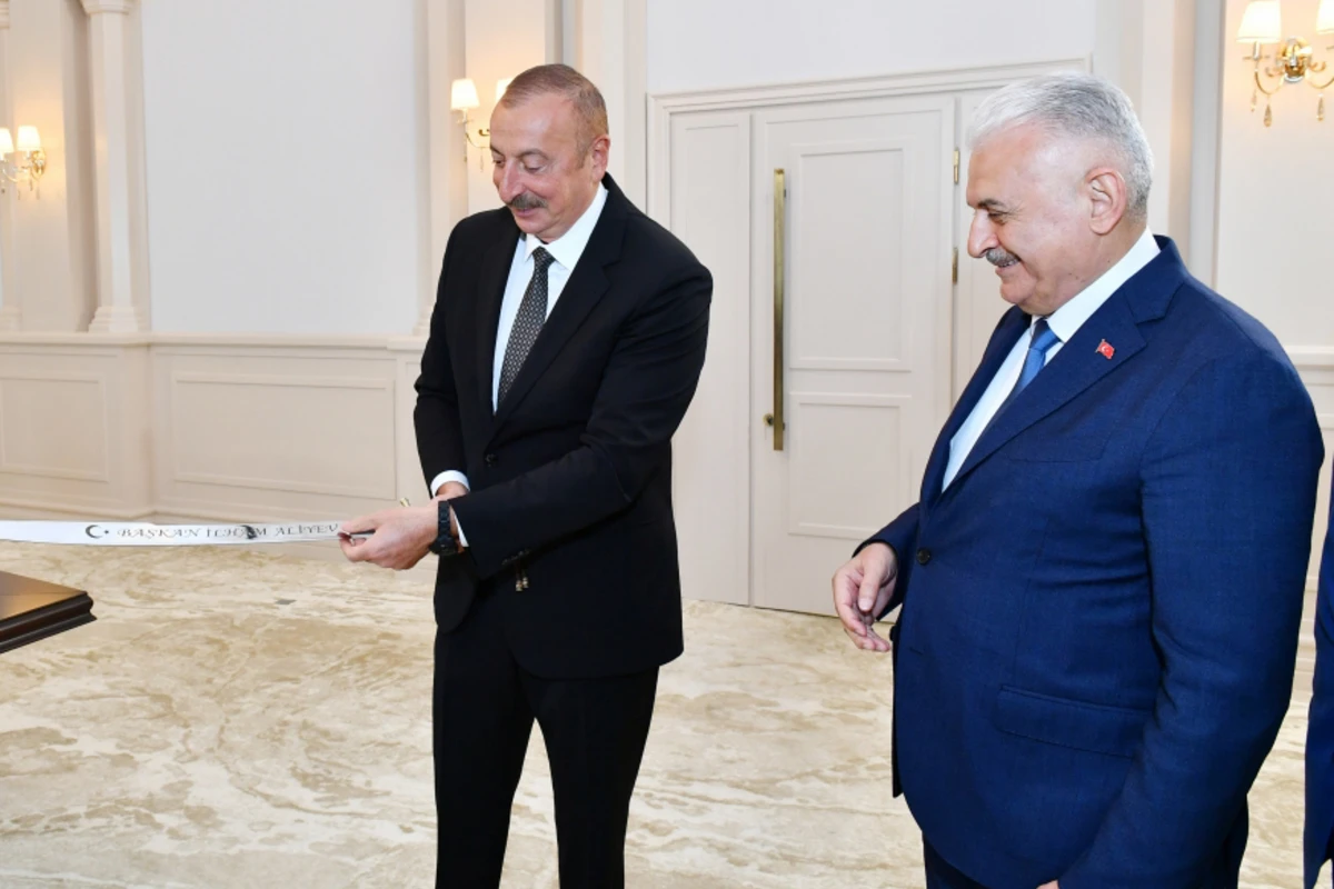 Prezident İlham Əliyevə Fateh Sultan Mehmedin qılıncının eynisi hədiyyə olunub - YENİLƏNİB - FOTO