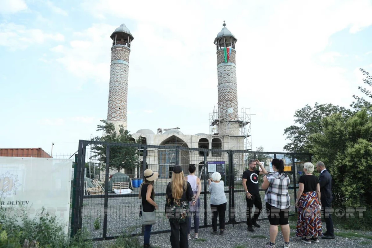 On ölkədən olan səyahətçi və blogerlər Ağdamda - FOTO