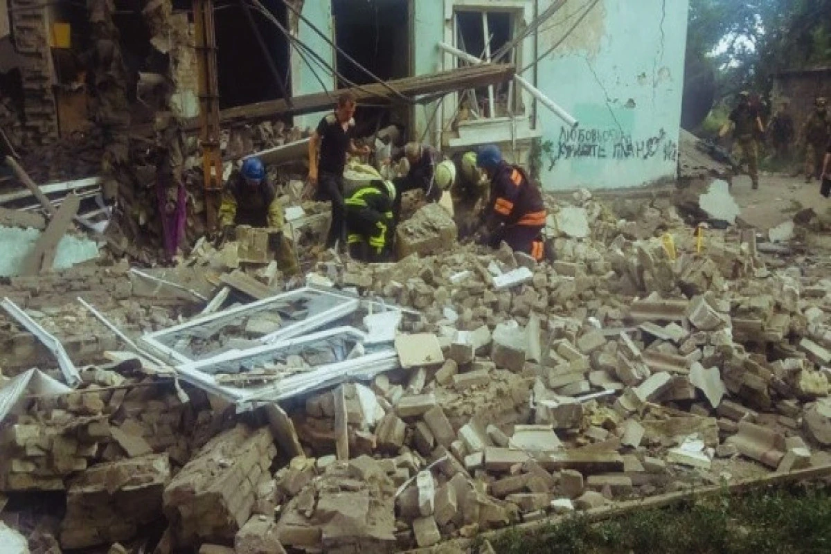 Rusiya Ukraynada yaşayış binasına zərbə endirdi, dinc insanlar həlak oldu - FOTO Rusiya Ukraynada yaşayış binasına zərbə endirdi, dinc insanlar həlak oldu - FOTO