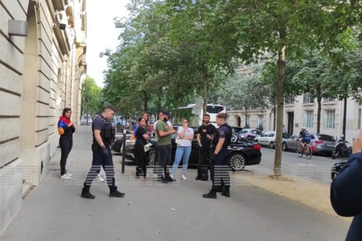 В Париже группа армян совершила нападение на Азербайджанский культурный центр, есть пострадавшие - ФОТО