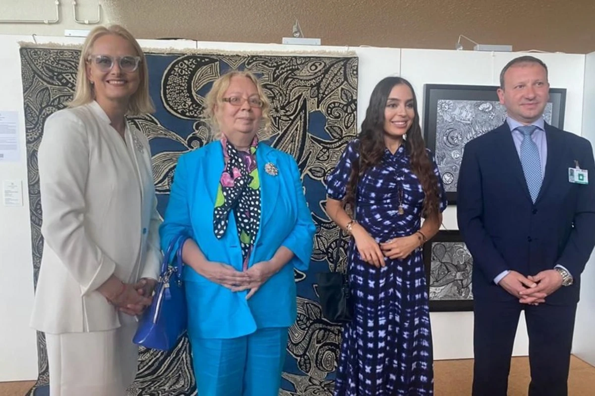 Leyla Əliyevanın təşəbbüsü ilə Cenevrədə “Su altında üzən Simurq” xalçası təqdim edilib - FOTO