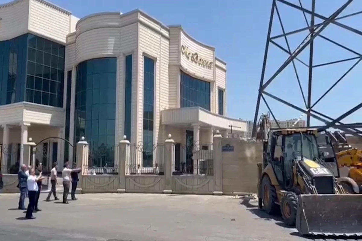 FHN məşhur şadlıq evinin hasarını sökdü - VİDEO