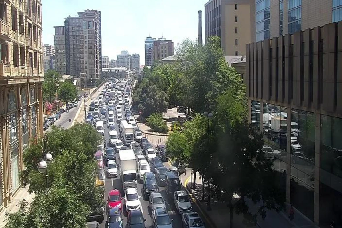 Bakıda qəza olub, yollarda sıxlıq yaranıb - FOTO