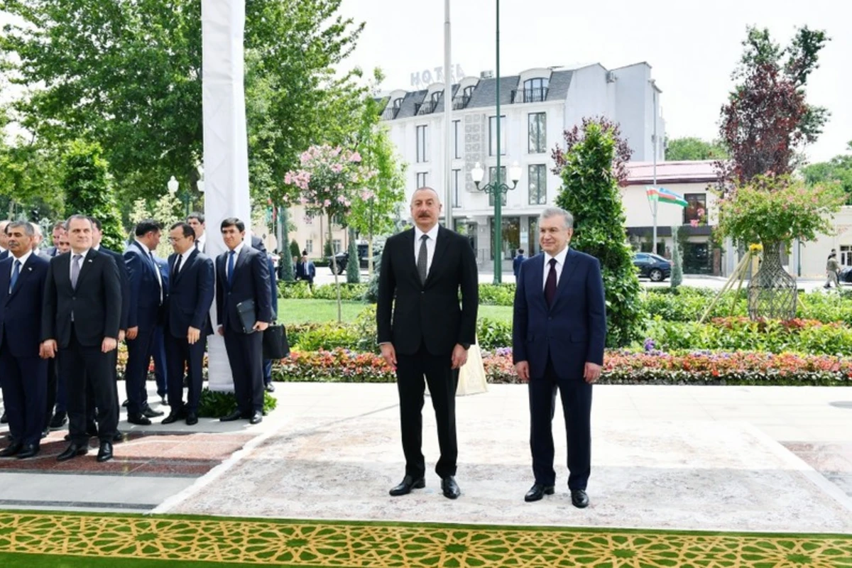 Özbəkistan prezidenti Füzulinin əlyazmalarından birini İlham Əliyevə hədiyyə etdi