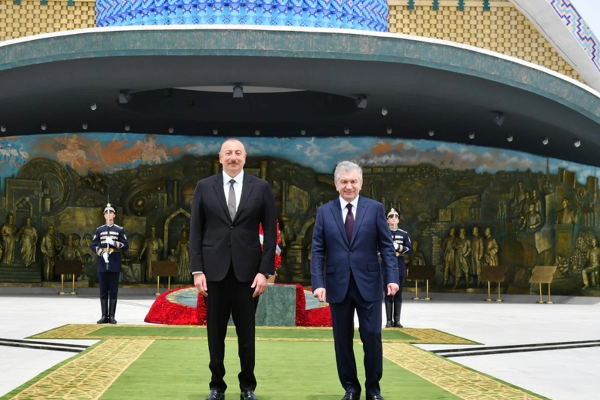 İlham Əliyev və Şavkat Mirziyoyev İçan-Qala Dövlət Tarixi Memarlıq Muzeyi ilə tanış olublar