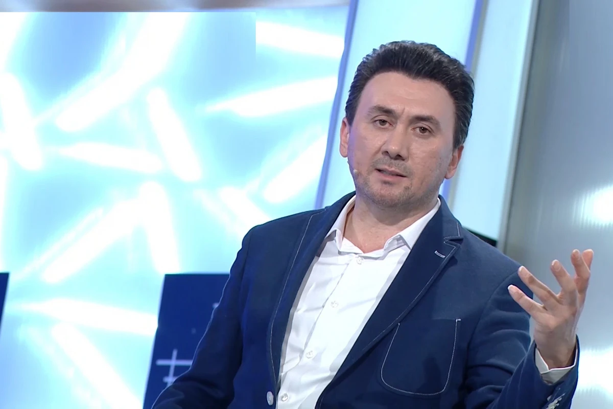 Aqşin Fateh sarıqlı əlinin ağrısından efiri tərk etdi - VİDEO