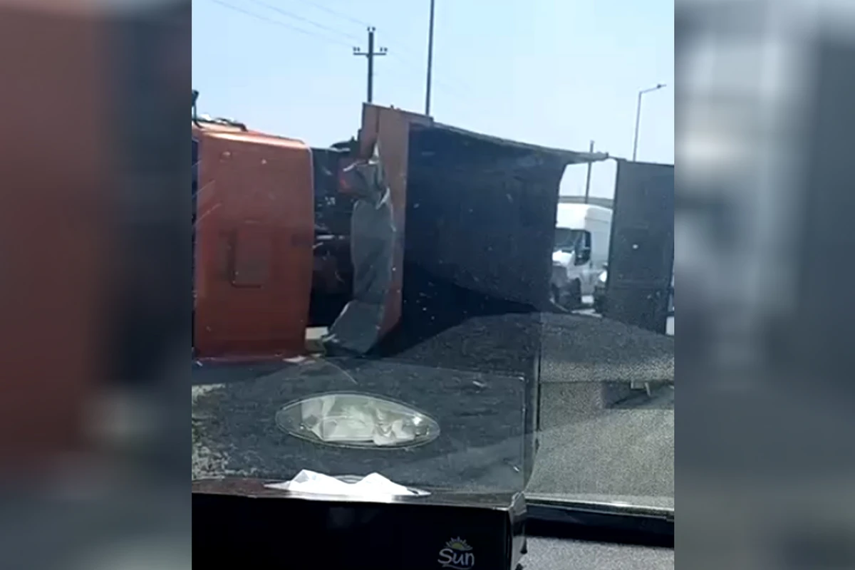 Bakıda çınqıl daşıyan yük maşını aşdı - VİDEO