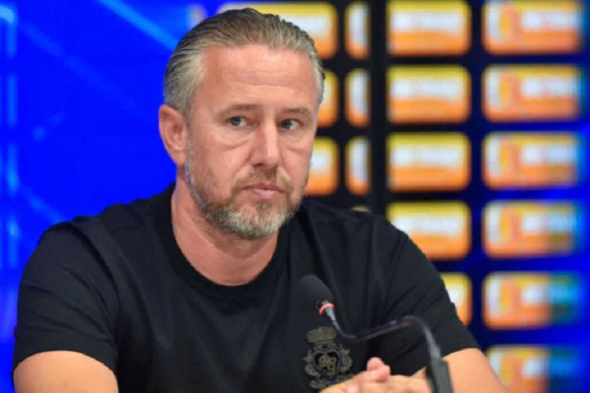 “Neftçi”nin yeni baş məşqçisi: “Azarkeşlərin “istefa” şüarı məni qorxutmur” “Neftçi”nin yeni baş məşqçisi: “Azarkeşlərin “istefa” şüarı məni qorxutmur”