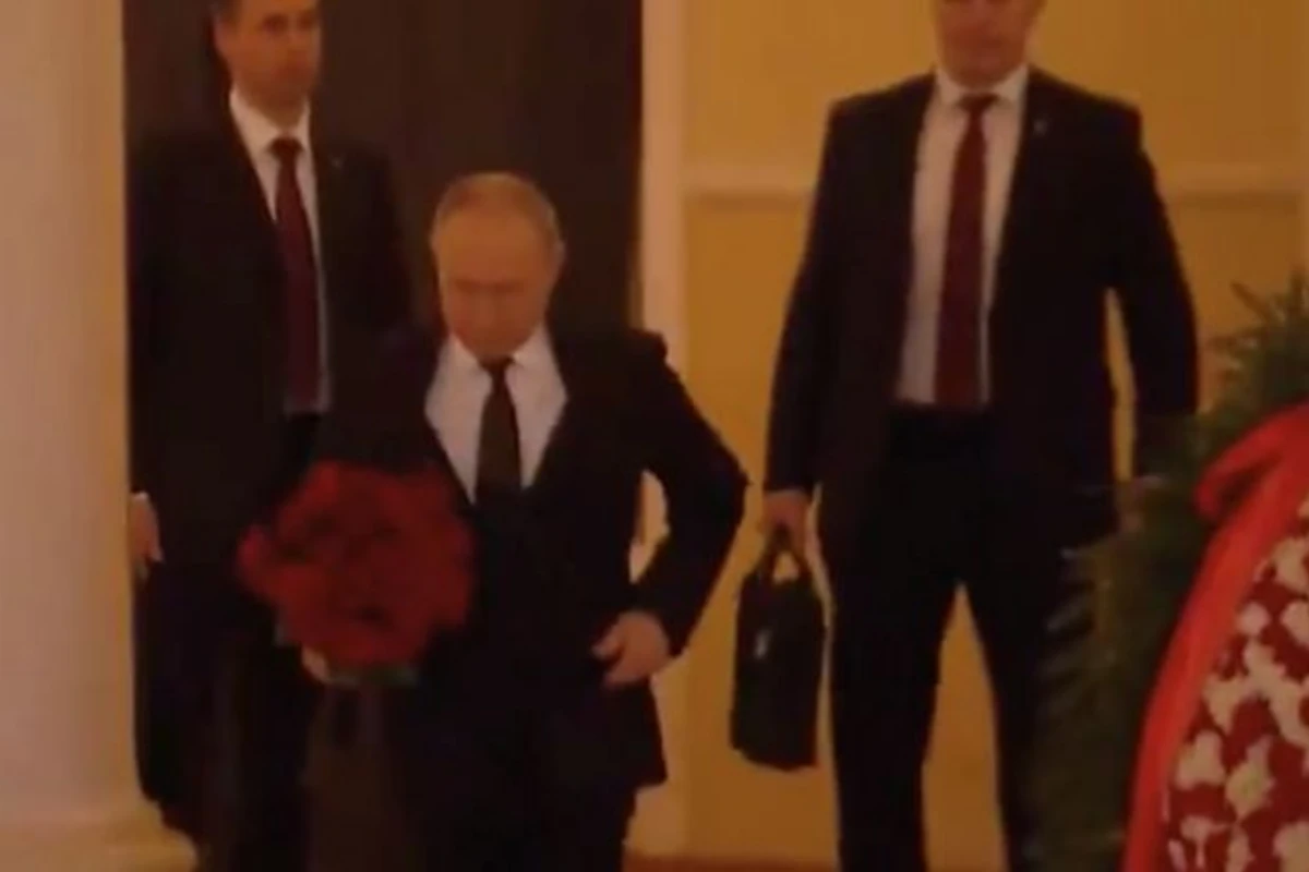 Putinin “nüvə çamadanı”nı daşıyan mühafizəçi başından vurulmuş vəziyyətdə tapıldı