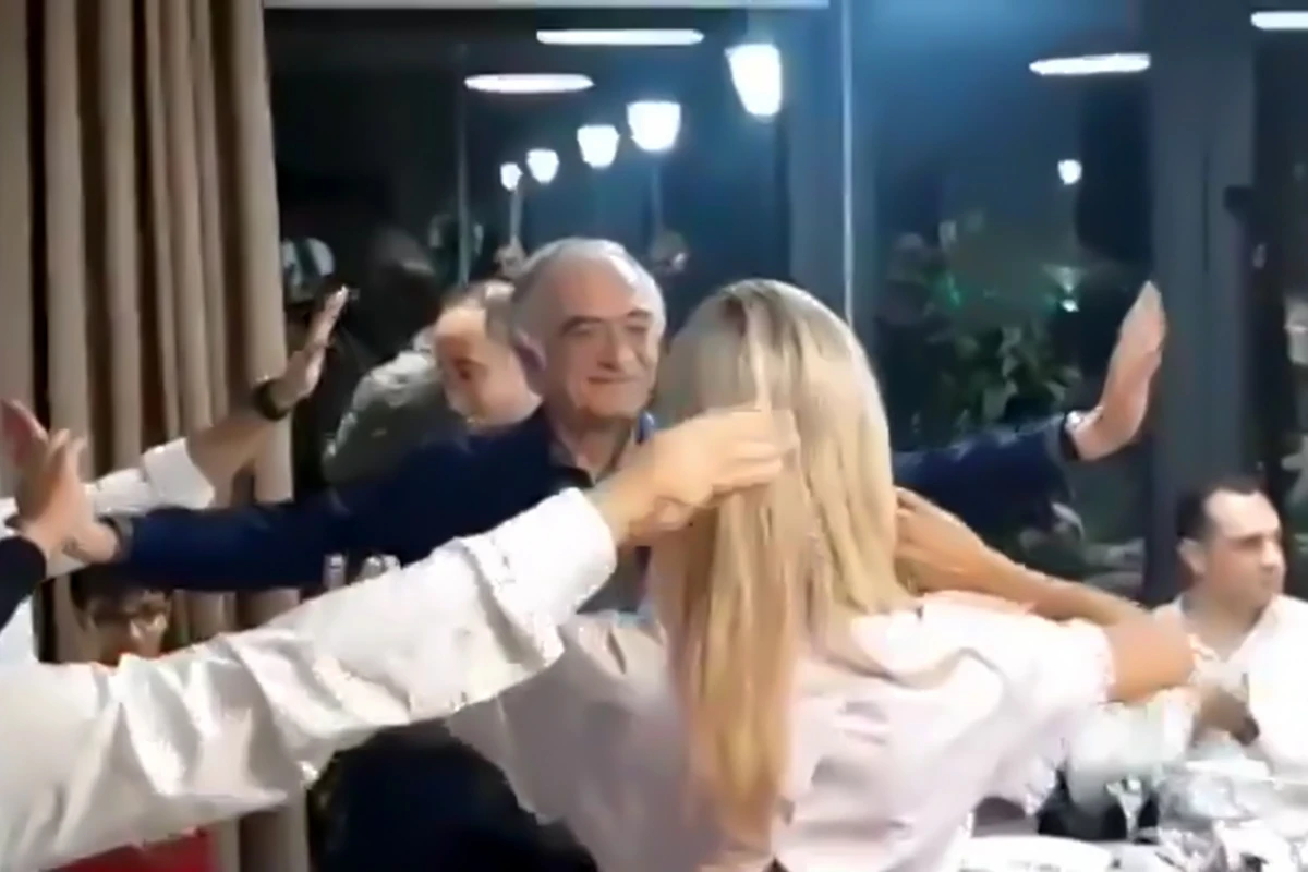 Polad Bülbüloğlu Şuşada müğənnilərlə rəqs etdi - VİDEO Polad Bülbüloğlu Şuşada müğənnilərlə rəqs etdi - VİDEO