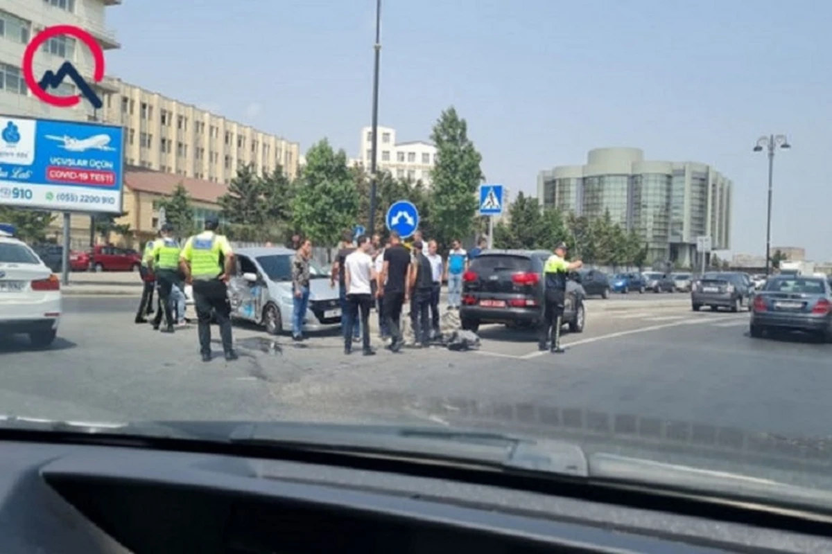 Bakıda Türkiyə səfirliyinin avtomobili qəzaya düşdü Bakıda Türkiyə səfirliyinin avtomobili qəzaya düşdü