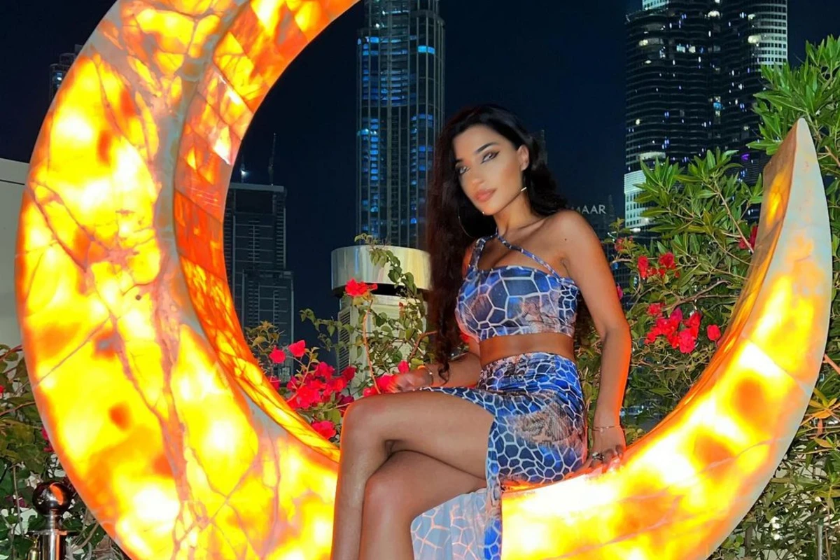 Отдыхающая в ОАЭ Самра Рагимли поделилась кадрами из бассейна - ВИДЕО