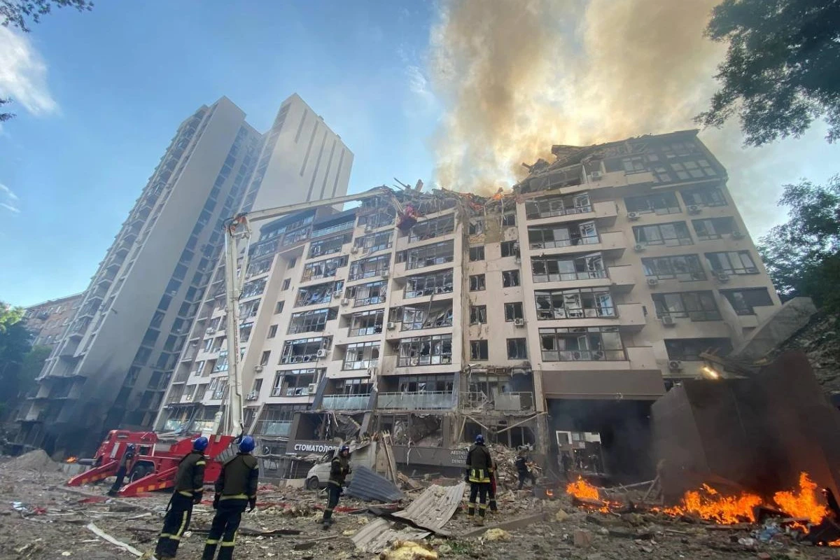 Ракетный удар по Киеву: под завалами находятся люди - ВИДЕО