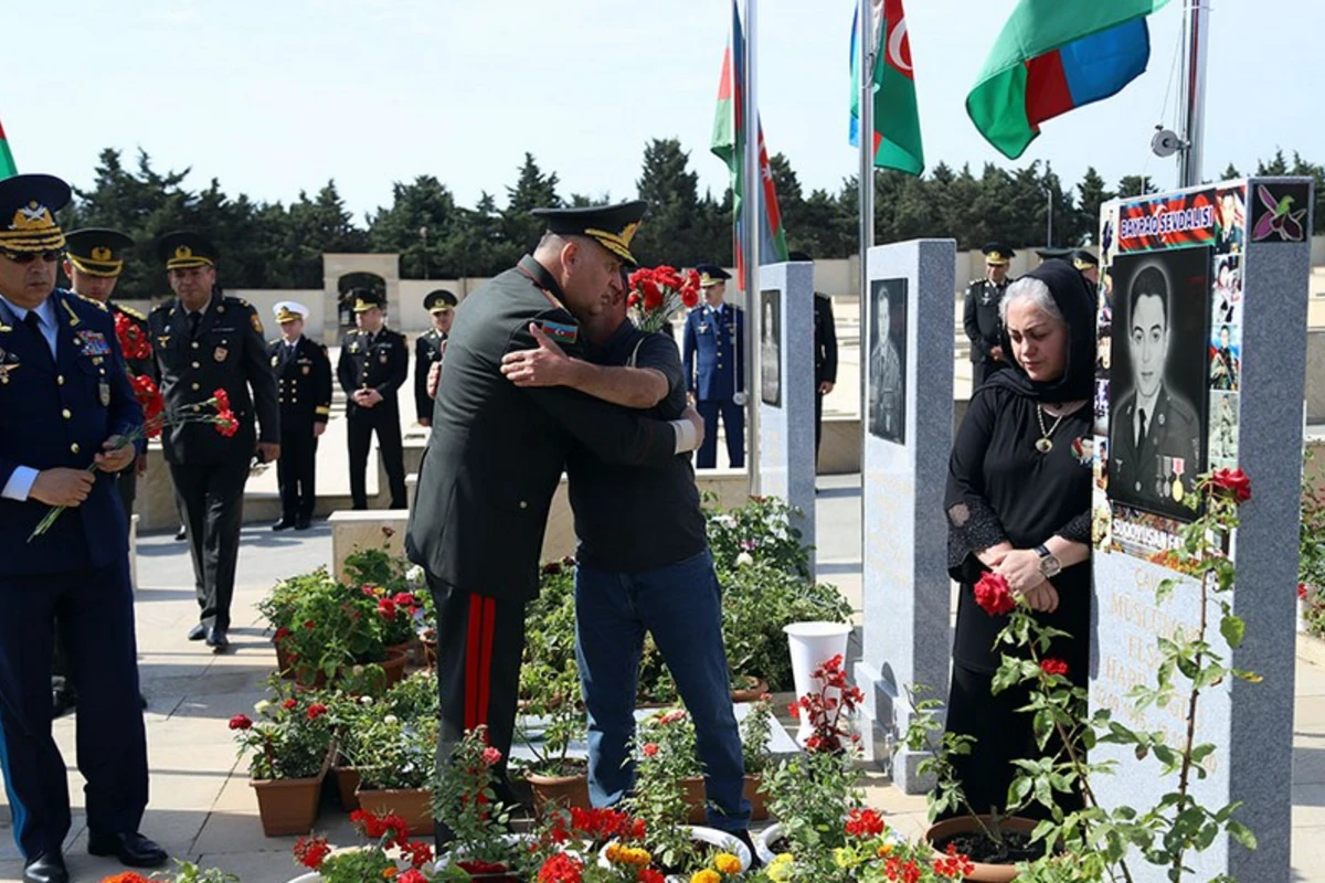 Müdafiə Nazirliyinin rəhbərliyi Fəxri xiyabanı və İkinci Şəhidlər xiyabanını ziyarət etdi - FOTO/VİDEO