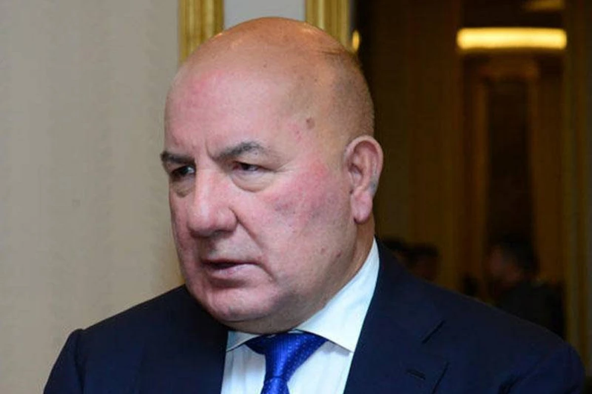 Prezident Elman Rüstəmovu təltif etdi