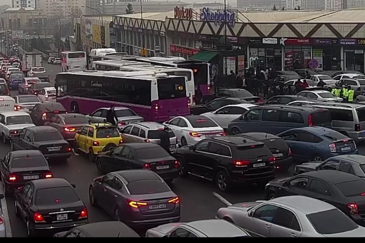 Bakıda tıxac 20-yə yaxın marşrut avtobusunun hərəkətinə problem yaratdı